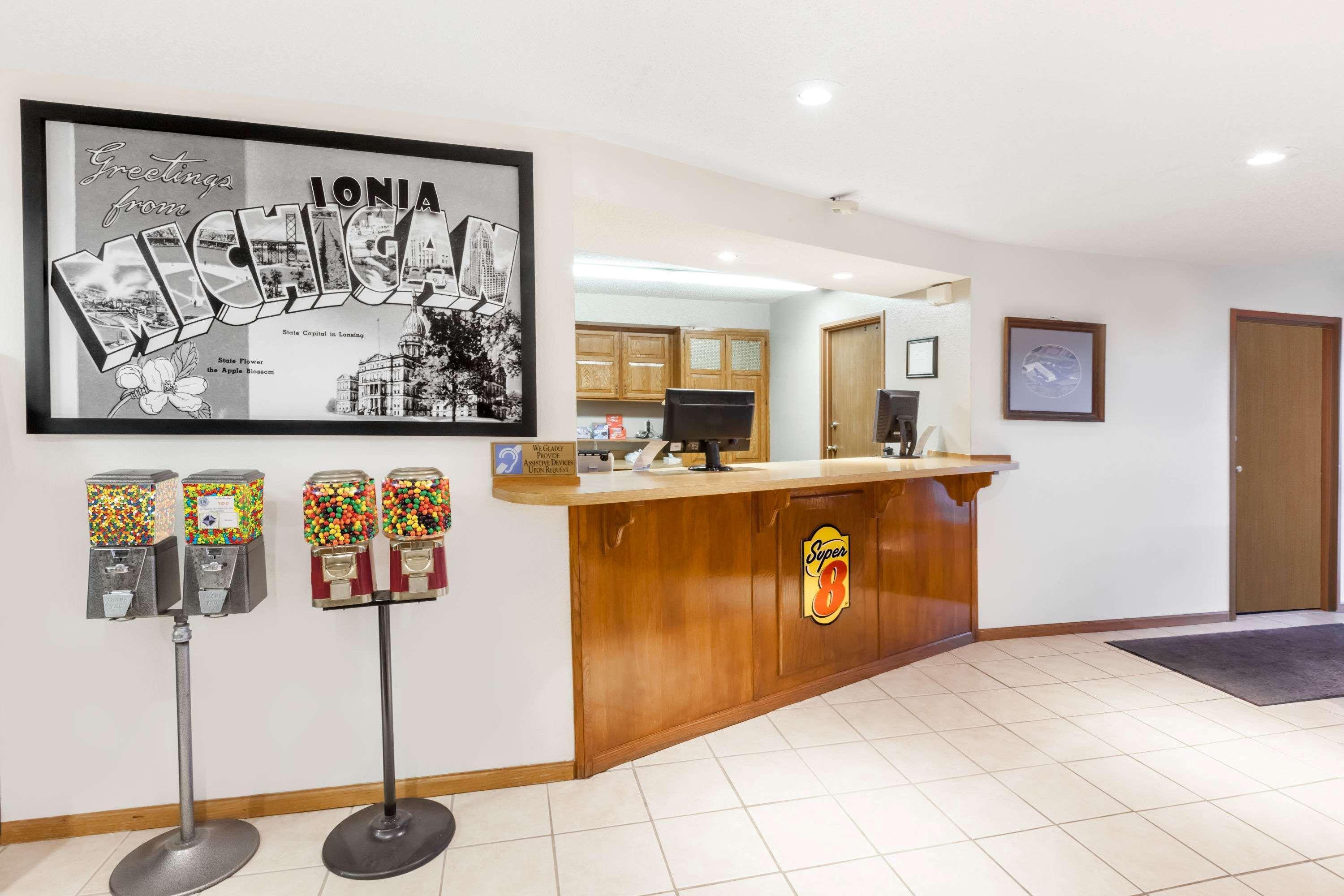 Super 8 By Wyndham Ionia Mi Hotel Exterior foto