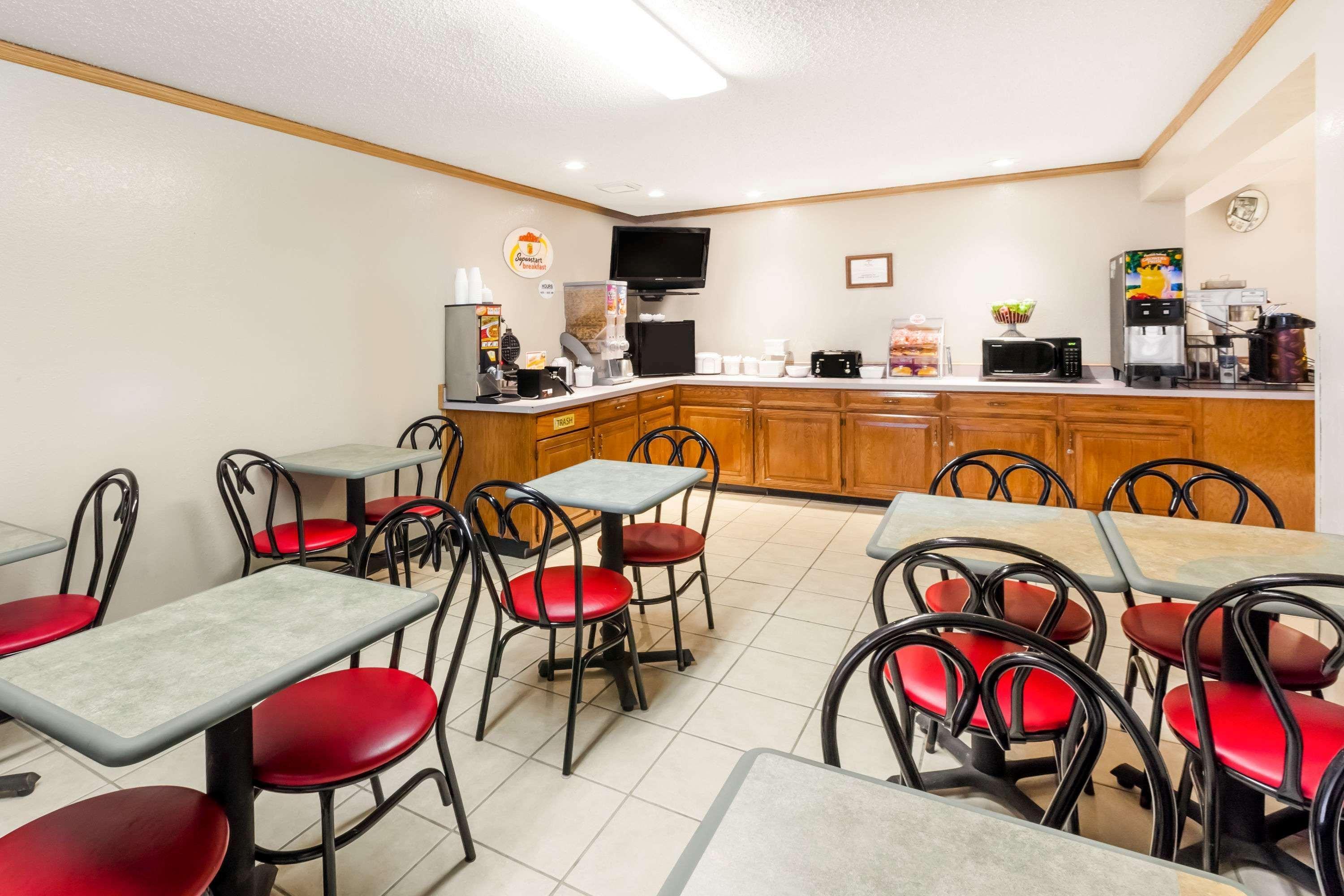 Super 8 By Wyndham Ionia Mi Hotel Exterior foto